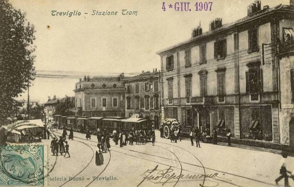 La stazione tranviaria di Treviglio in una cartolina storica.