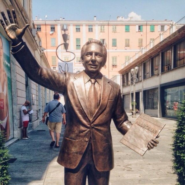 La statua bronzea di Mike Bongiorno.