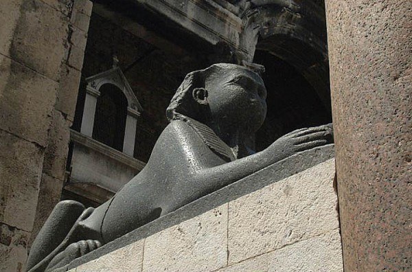 SPHINX_IN_DIOCLETIAN'S_PALACE,_SPLIT,_CROATIA