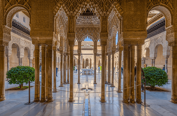 Alhambra_Löwenhof_mit_Löwenbrunnen_2014-crop