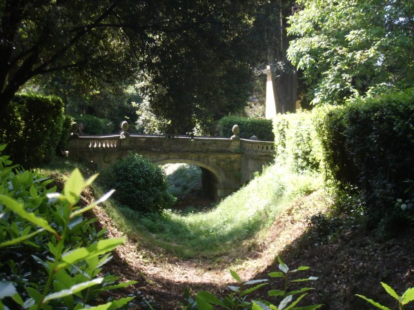 Il ponticello di Giardino Torrigiani. Foto di Sailko.